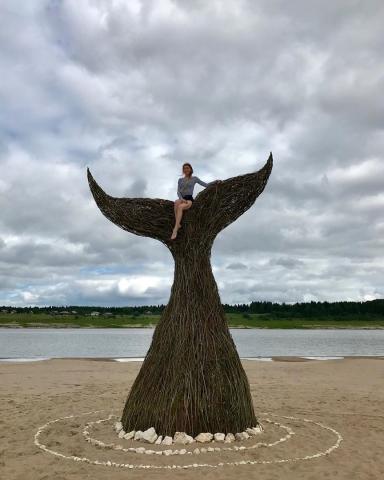 Алёна Валькова на хвосте кита